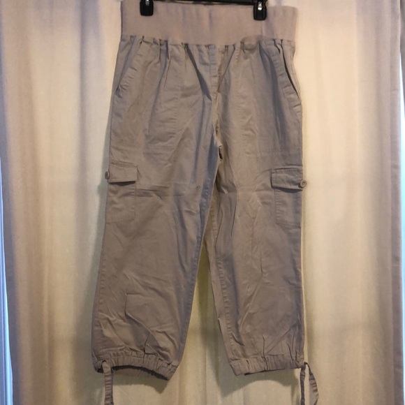 🎉 4 for $20 New Additions Khaki Capris - Picture 1 of 8